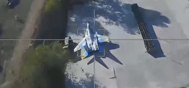 Video: UAV Lancet của Nga lần đầu tập kích tiêm kích MiG-29 Ukraine ngay tại sân bay - 1