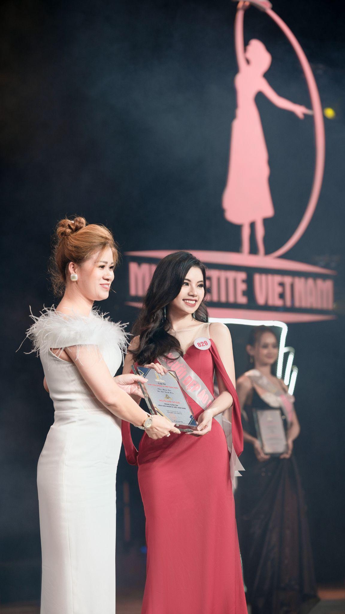 Nữ thạc sĩ tài sắc nhận danh hiệu người đẹp áo dài cuộc thi Hoa Hậu Nhân Ái Việt Nam 2023 - 6
