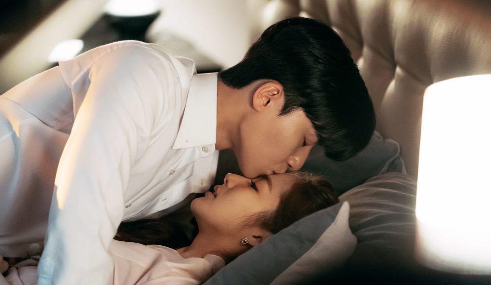 Cảnh nóng của Park Min Young và Park Seo Joon trong phim hút hơn 300 triệu lượt xem.