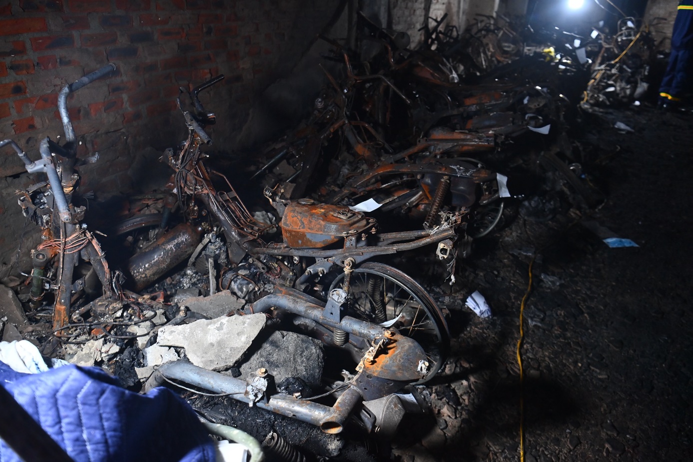 Tin tức 24h qua: Vụ cháy chung cư mini khiến 56 người tử vong là do chập điện xe tay ga - 1