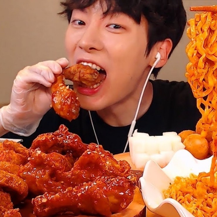 &#34;Thánh mukbang&#34; Hàn Quốc trả 200 triệu đồng mỗi tháng cho nhân viên - 2