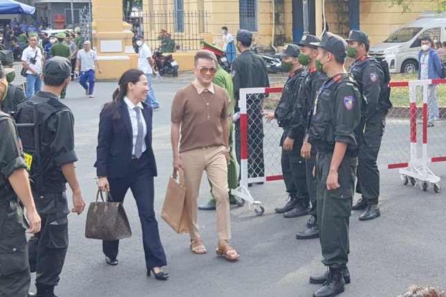 Ca sĩ Đàm Vĩnh Hưng và Vy Oanh đến phiên tòa xét xử bà Nguyễn Phương Hằng - 2