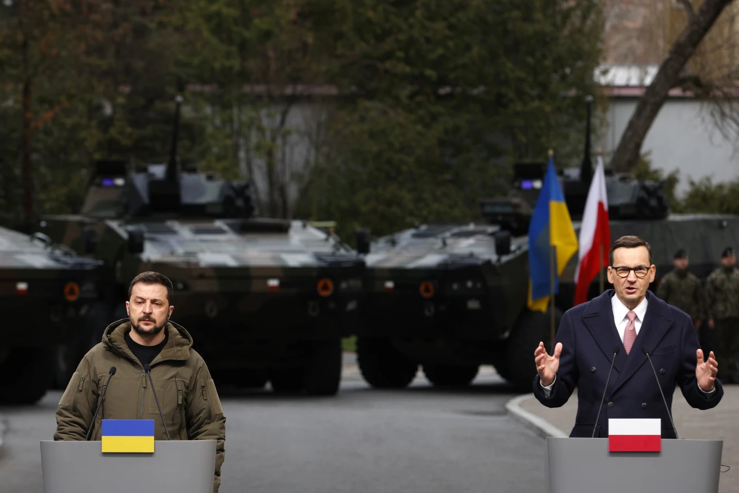 Thủ tướng Ba Lan Mateusz Morawiecki và Tổng thống Ukraine Zelensky phát biểu chung hồi tháng 4/2023 (ảnh: AP)