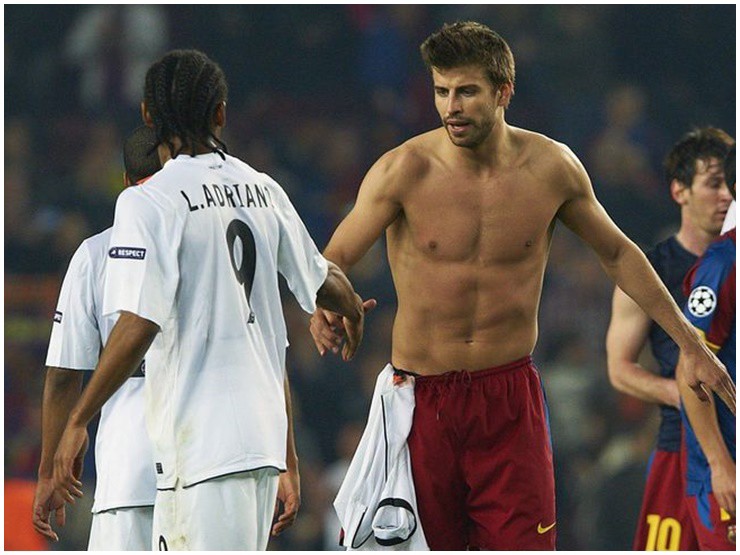 Gerard Piqué là cầu thủ điển trai và có body hấp dẫn.