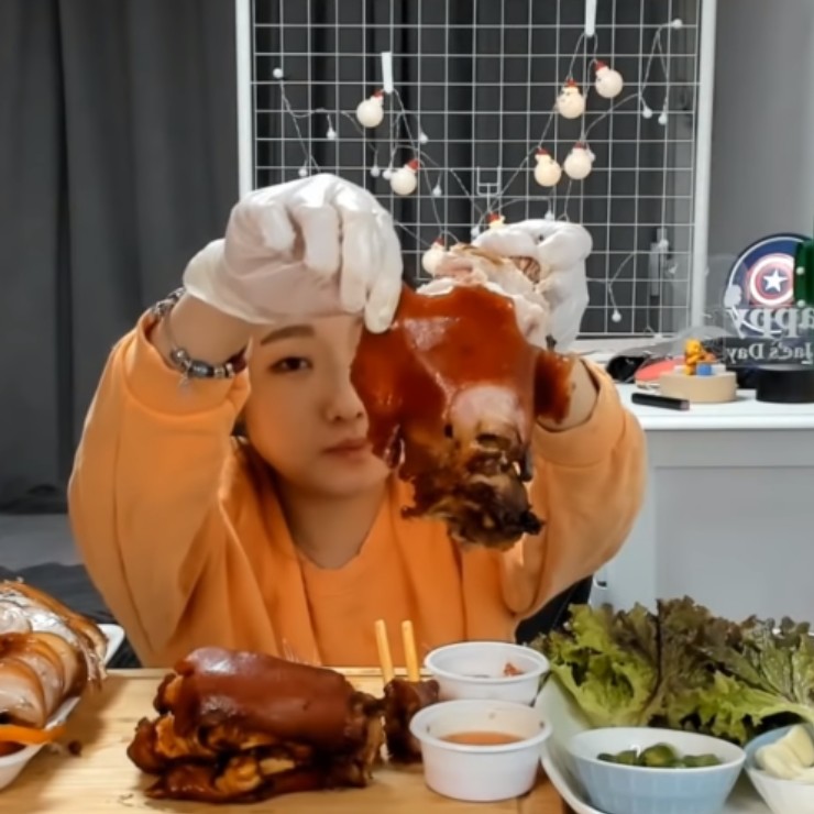 &#34;Thánh mukbang&#34; Hàn Quốc trả 200 triệu đồng mỗi tháng cho nhân viên - 1