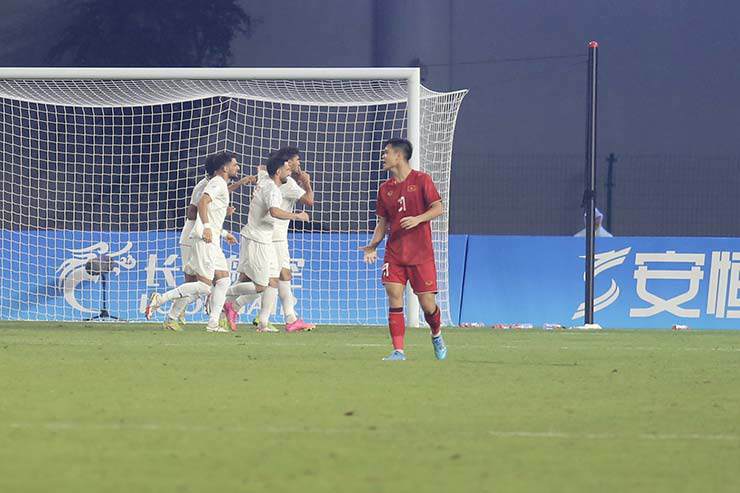 Video bóng đá U23 Việt Nam - U23 Iran: Khác biệt đẳng cấp, Văn Chuẩn cố gắng (ASIAD 19) - 2