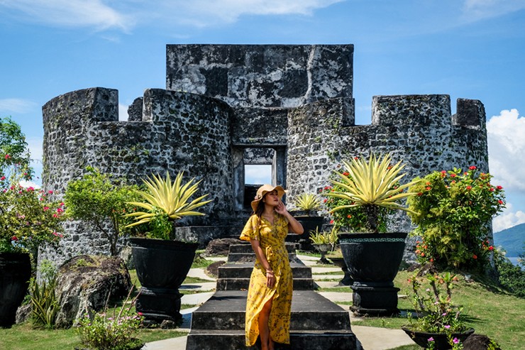 Đảo Ternate: Đây là một hòn đảo núi lửa nhỏ hình nón ở tỉnh Bắc Maluku, phía đông Indonesia. Ternate có một số điểm tham quan lịch sử thú vị. Bạn có thể leo lên ngọn núi lửa đang hoạt động ở trung tâm đảo, hoặc tham quan những hồ nước tuyệt đẹp và bãi biển cát đen bên núi là một trải nghiệm thú vị.
