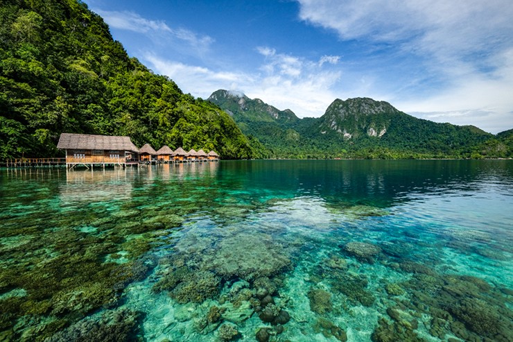 Đảo Seram: Đây&nbsp;là một thiên đường chưa được khám phá khác ở Maluku với những ngọn núi và rừng nhiệt đới tuyệt vời, bao gồm cả điểm cao nhất ở Moluccas là núi Binaiya.
