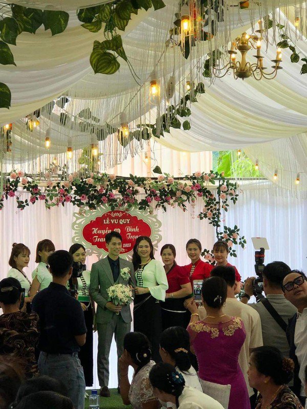 Vợ Đình Trọng khoe đeo vàng đầy người trong đám cưới ở Điện Biên - 5