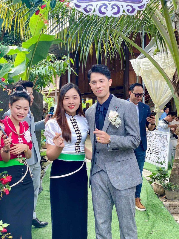 Vợ Đình Trọng khoe đeo vàng đầy người trong đám cưới ở Điện Biên - 8