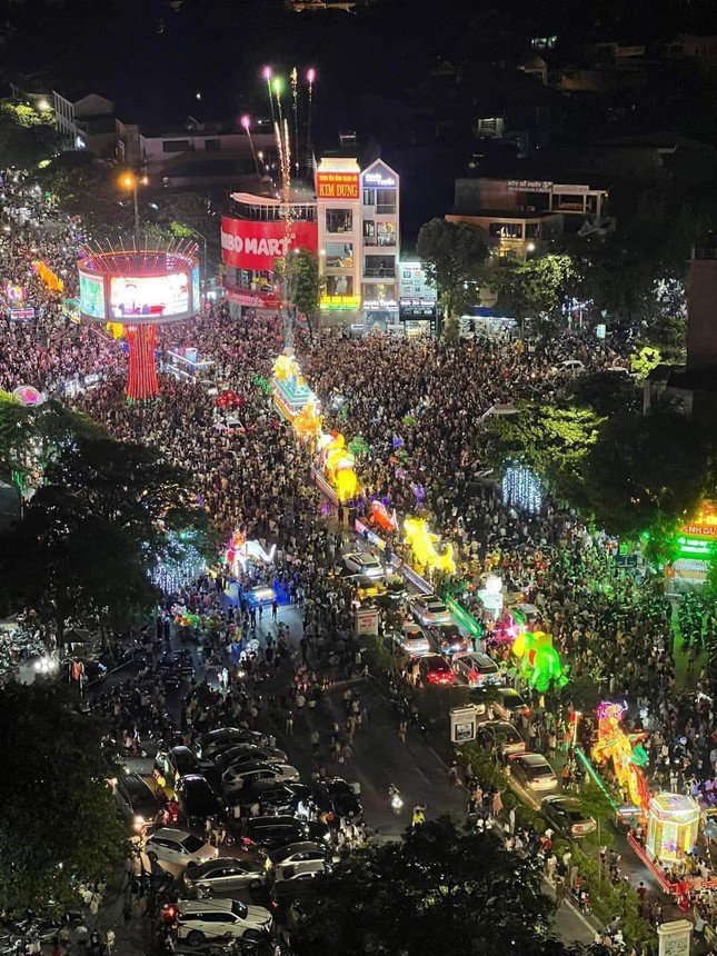 Ghé thăm xứ Tuyên mùa Trung Thu, ngắm mô hình đèn lồng khổng lồ hàng chục triệu đồng - 13