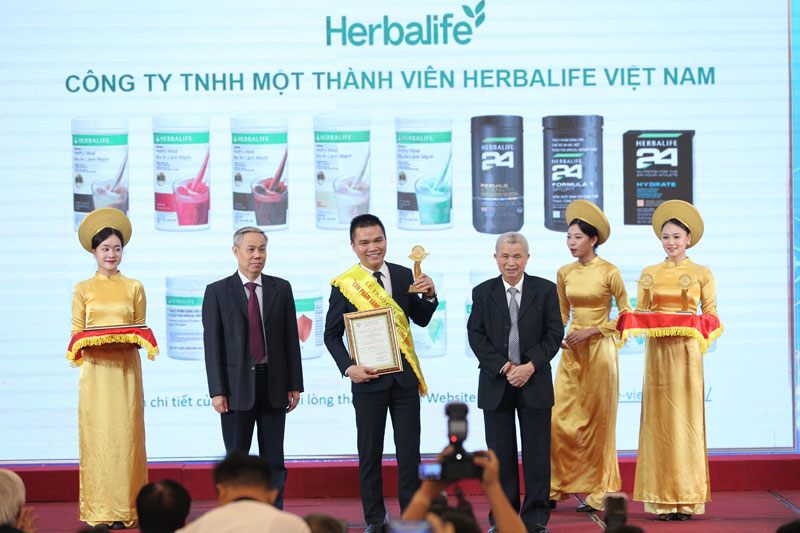 Herbalife Việt Nam nhận Giải thưởng “Sản Phẩm Vàng Vì Sức Khỏe Cộng Đồng 2023” - 1