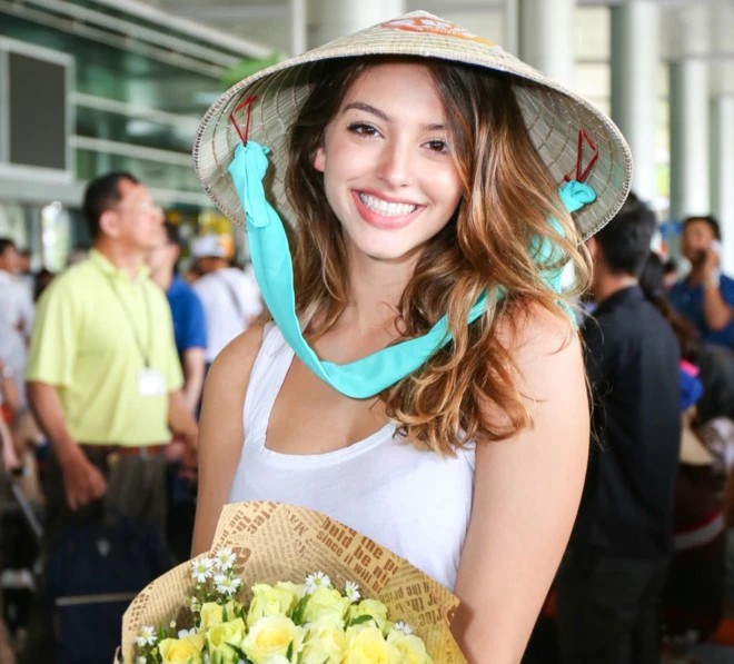 Celine Farach từng gây chú ý với hình ảnh đội nón lá khi tới Việt Nam.