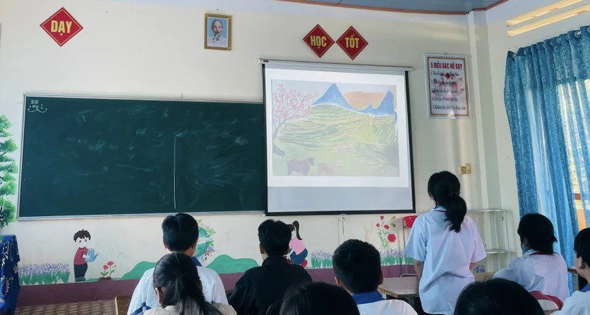 Kiểm tra bài cũ bằng phương pháp tích hợp mĩ thuật là cách mà cô Vũ Thị Mừng đang áp dụng.