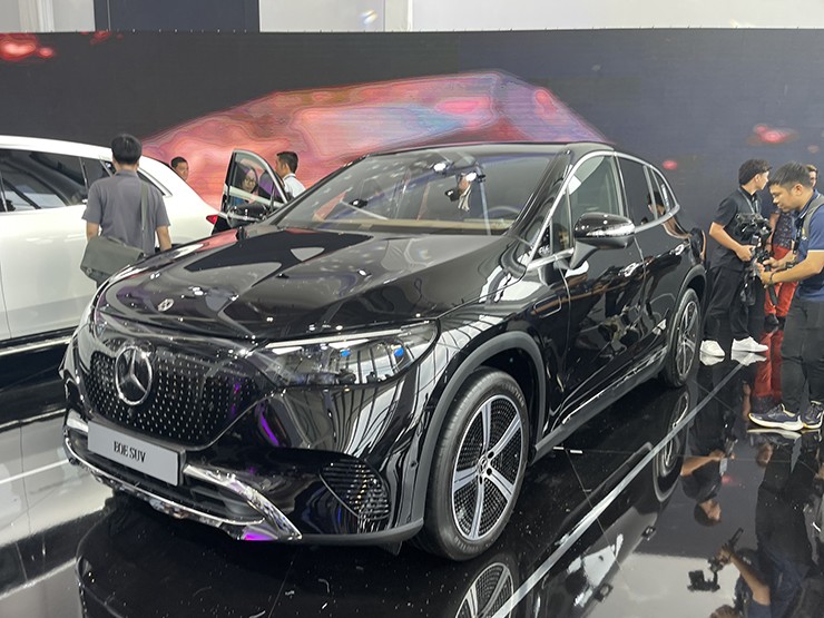 Mercedes-Benz lần đầu giới thiệu bộ 3 xe điện mới tại Việt Nam - 8