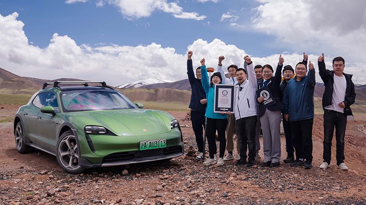 Porsche Taycan Cross lập kỷ lục về xe điện đầu tiên đi lên cao độ hơn 5.300 mét