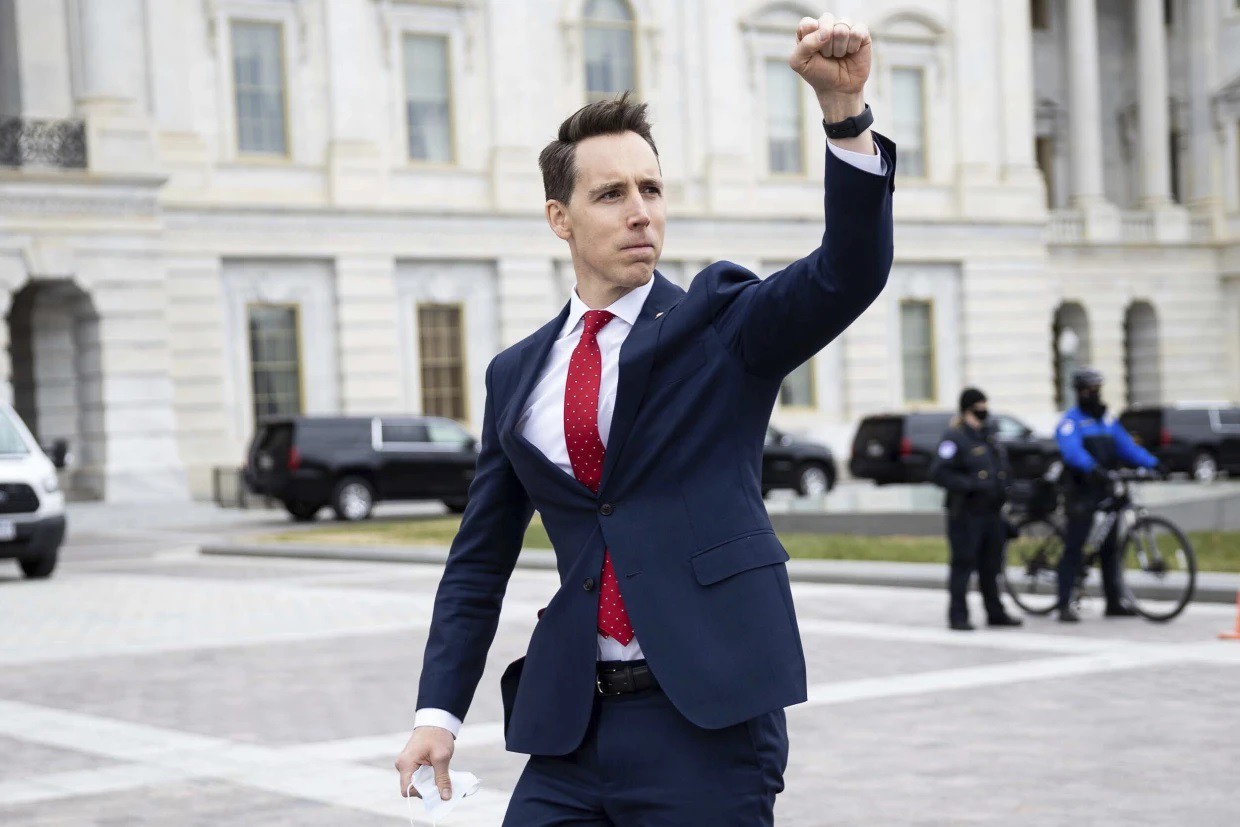 Thượng nghị sĩ Josh Hawley. Ảnh: AP