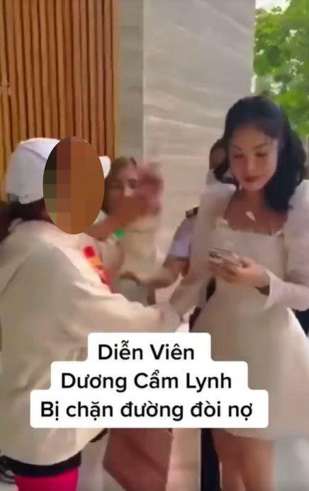 Dương Cẩm Lynh bị chủ nợ&nbsp;chặn đường