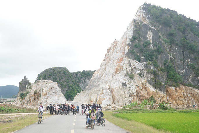 Đáng nói, đây là con đường liên tỉnh, ngày ngày có hàng trăm lượt người, phương tiện giao thông qua lại, trong đó có rất nhiều học sinh, công nhân đi về nhiều lần trong ngày