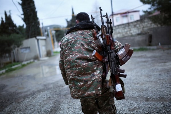 Dân quân Armenia ở Nagorno-Karabakh giao nộp vũ khí - 1