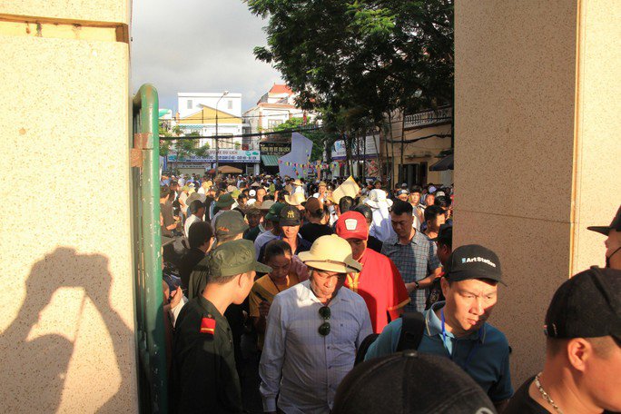 Hàng vạn du khách nườm nượp tới Đồ Sơn xem Lễ hội chọi trâu - 2