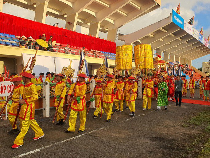 Hàng vạn du khách nườm nượp tới Đồ Sơn xem Lễ hội chọi trâu - 3