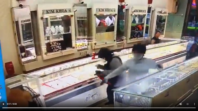 Đôi nam nữ dùng súng cướp tiệm vàng Kim Khoa ở Khánh Hòa - 1