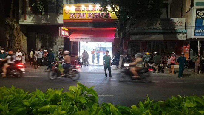 Đôi nam nữ dùng súng cướp tiệm vàng Kim Khoa ở Khánh Hòa - 3