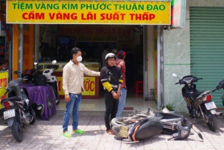 Người dân vây bắt đối tượng cướp tiệm vàng ở Long An