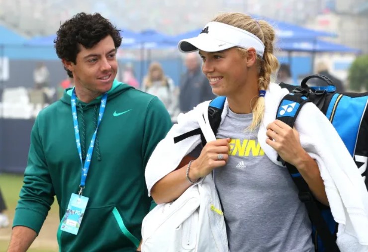 Rory McIlroy và Caroline Wozniacki có cuộc tình từng khiến báo giới tốn nhiều giấy mực. Trước khi ngôi sao người Bắc Ireland McIlroy kết hôn với Erica Stoll, anh đã đính hôn với siêu sao quần vợt Wozniacki. Họ bắt đầu hẹn hò vào năm 2011 thời điểm cả hai đang có phong độ tốt bậc nhất sự nghiệp, họ đính hôn vào năm 2014, nhưng đến lúc chuẩn bị phát thiệp mời đám cưới - Rory đã đơn phương tuyên bố chia tay cựu số 1 tennis người Đan Mạch.