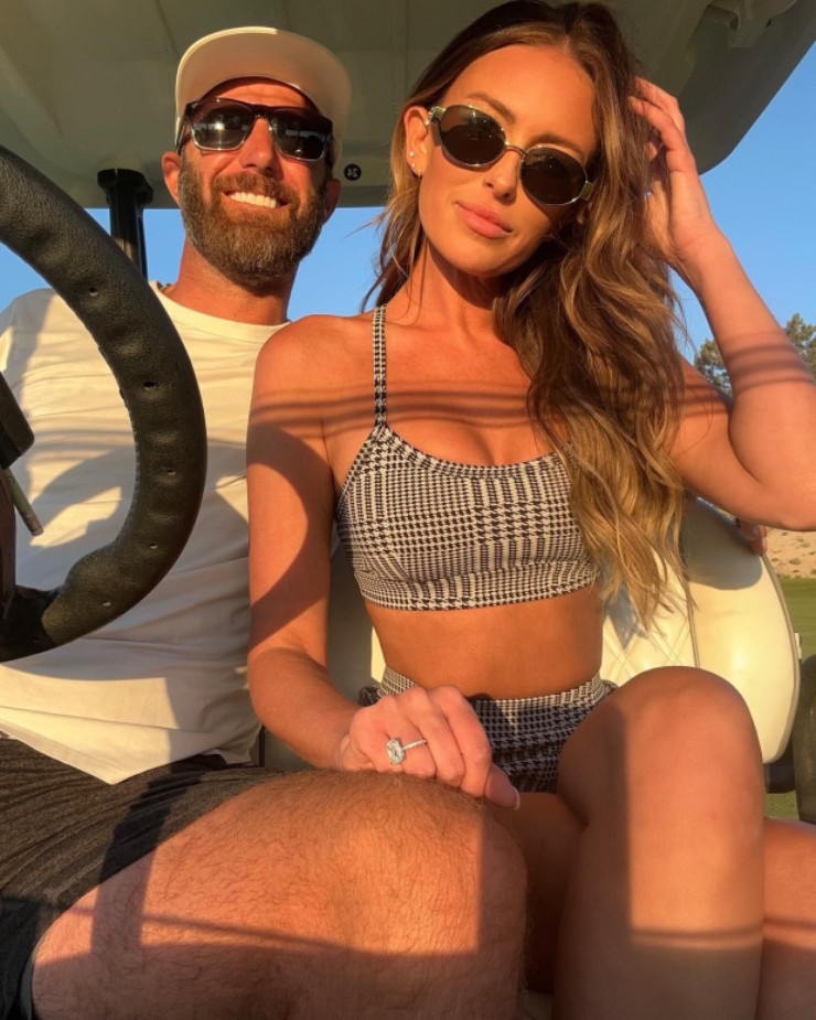 Dustin Johnson và Paulina Gretzky. Đây là cuộc tình nổi tiếng của nước Mỹ. Nếu như Johnson là cựu số 1 thế giới thì Gretky là người mẫu, con gái của huyền thoại khúc côn cầu trên băng Wayne Gretzky. Họ bắt đầu hẹn hò vào năm 2012, kết hôn vào 2022 và hiện có chung 2 con trai.