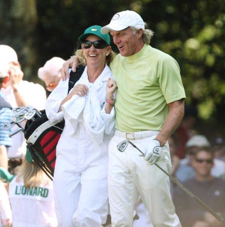 Greg Norman và Chris Evert. Đây là cuộc tình Golf và tennis từng gây rúng động thế giới thể thao. Mối quan hệ của huyền thoại Golf Norman và cựu nữ tay vợt giành 18 Grand Slam Evert tạo ra scandal lớn, họ đều chia tay gia đình cũ để tới với người mới. Norman chia tay vợ sau 25 năm, trong khi Evert bỏ chồng Andy Mill, người có chung 3 đứa con. Đáng buồn, vào 2009, cặp đôi chia tay sau 15 tháng sống chung.