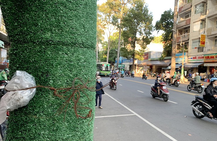 Hàng trăm trụ điện được “cởi áo giáp” sau nhiều năm quấn “cỏ” để chống rao vặt - 19