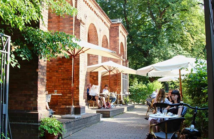 Đối với những người Berlin sống ở Kreuzberg, việc ăn tối gần nghĩa trang không có gì đáng sợ—trên thực tế, việc ăn uống đó thực sự khá thư giãn.
