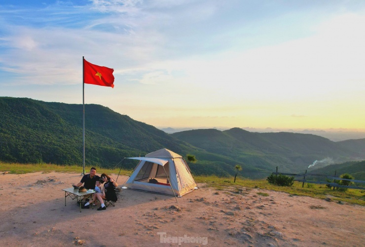 Săn mây trên đỉnh Phượng Hoàng - toạ độ 'check in sống ảo' mới cực đẹp ở Quảng Ninh - 14