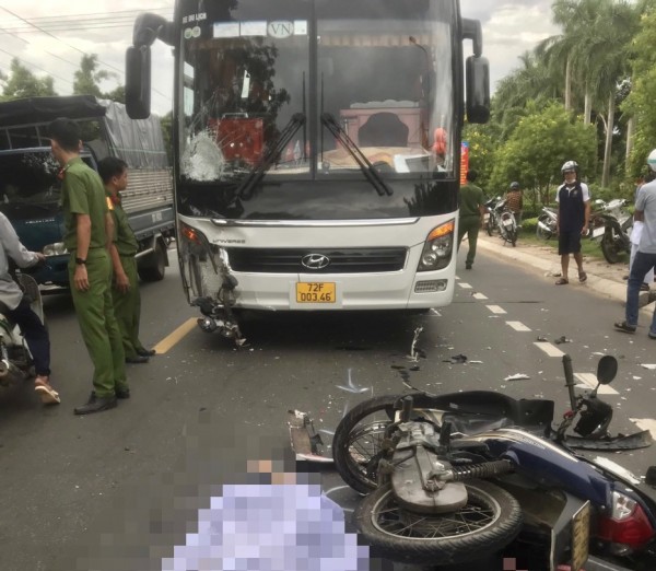 Cú tông khiên người điều khiển xe máy tử vong tại chỗ.