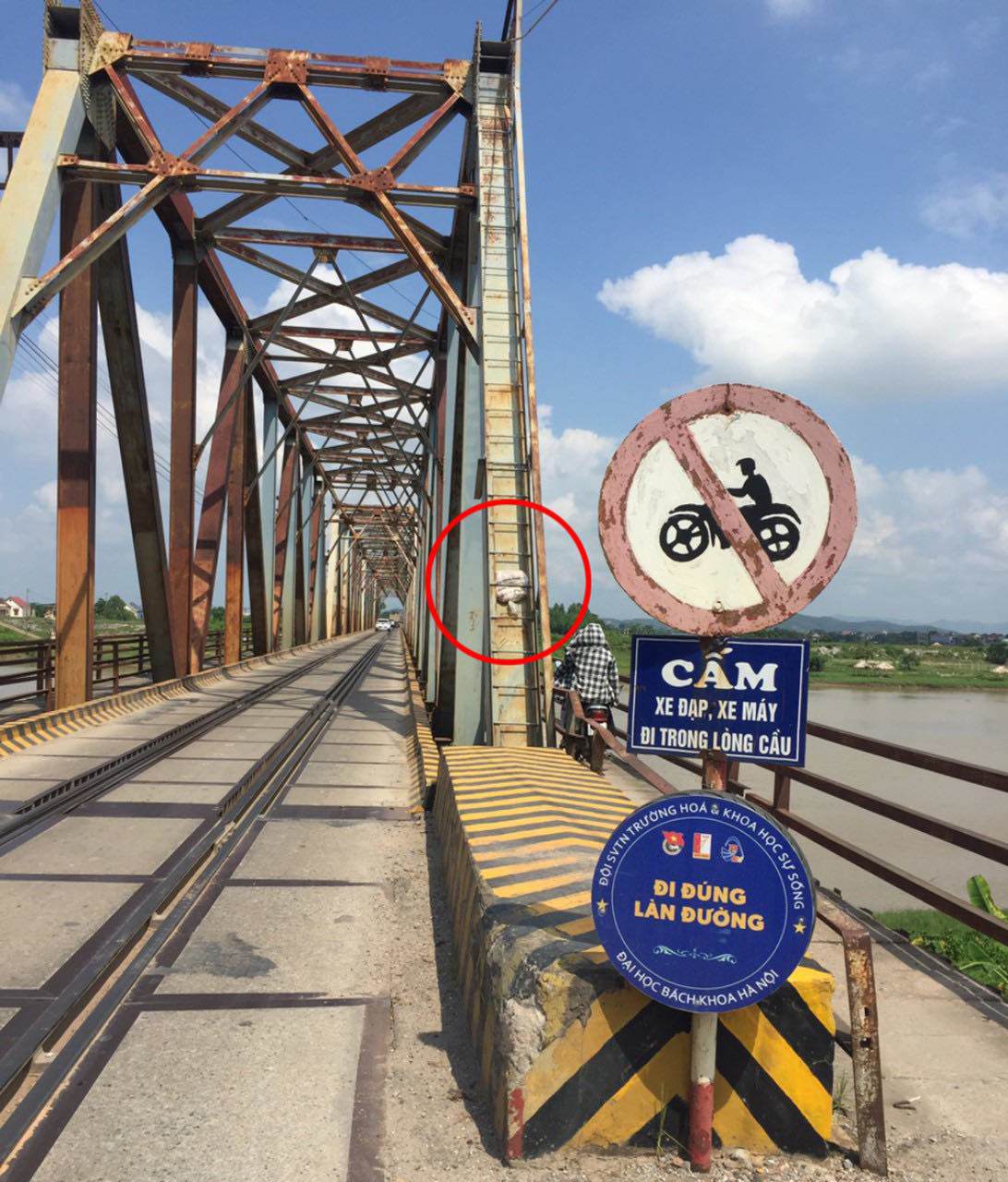 Bàn đạp xe điện bị vướng vào gờ cầu, người phụ nữ rơi xuống sông - 2
