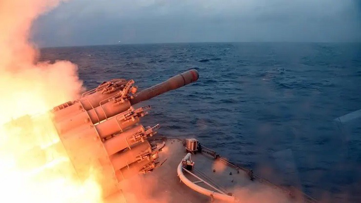 Bức ảnh hé lộ Nga đưa hệ thống vũ khí trên tàu chiến ra tiền tuyến ở Ukraine - 1