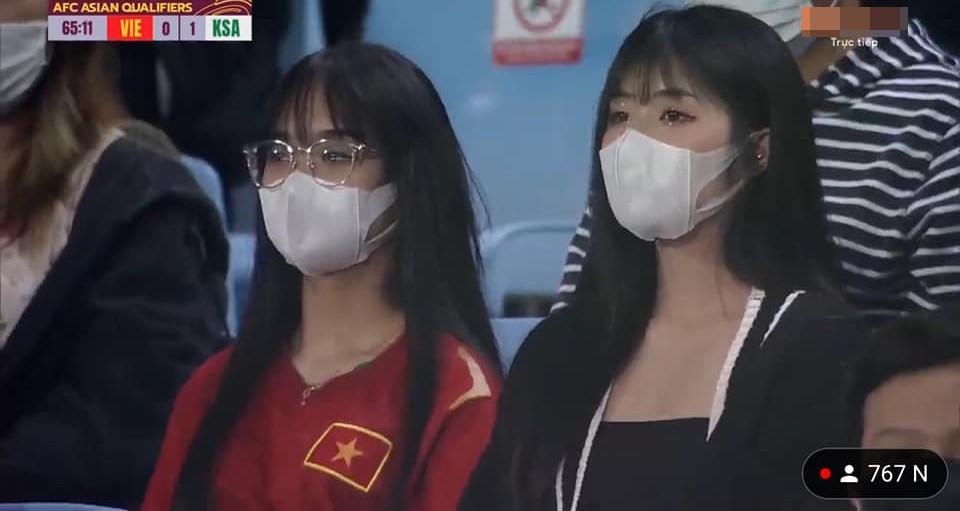 Camera liên tục “săm soi” hot girl trên khán đài khiến dân mạng gây tranh cãi - 4