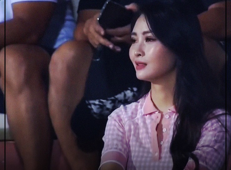 Camera liên tục “săm soi” hot girl trên khán đài khiến dân mạng gây tranh cãi - 1