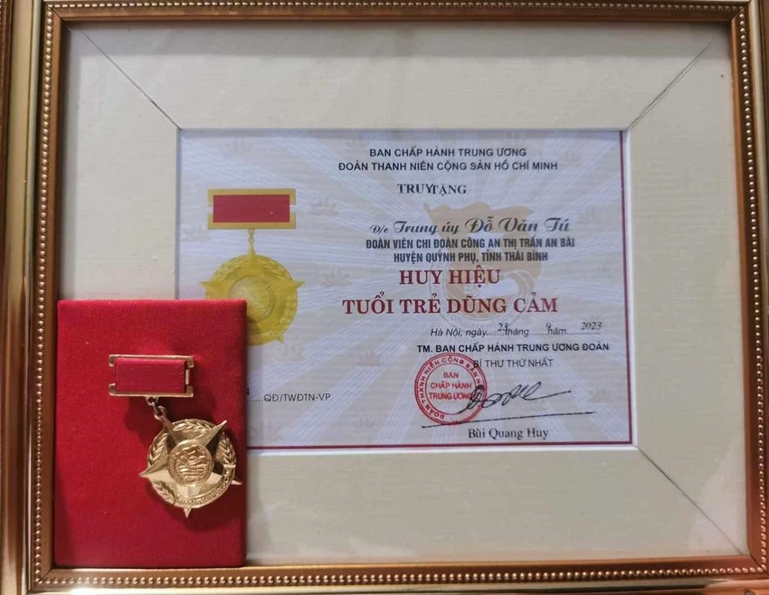 Truy tặng huy hiệu “Tuổi trẻ dũng cảm” cho trung úy công an ở Thái Bình hy sinh trong lúc làm nhiệm vụ - 2