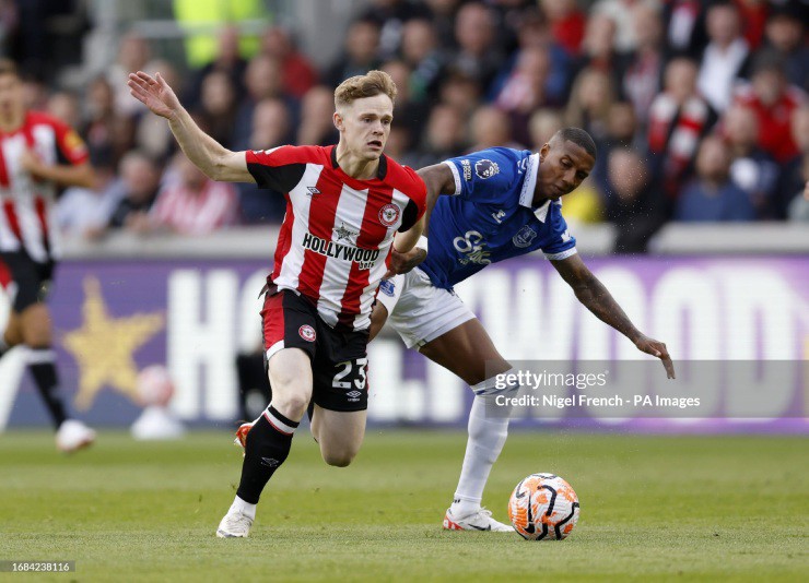 Everton đánh bại Brentford ngay trên sân khách