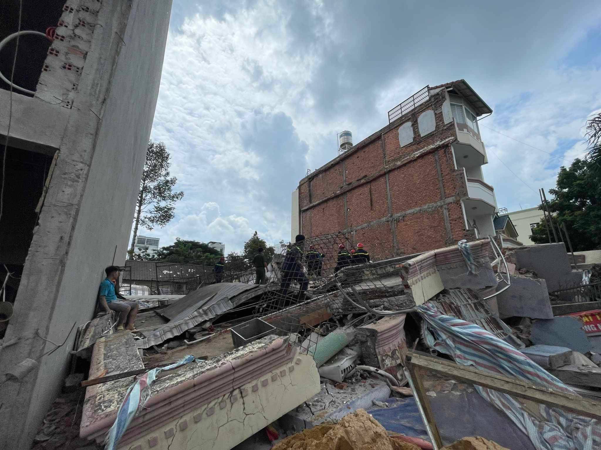 Vụ sập nhà 4 tầng ở TP.HCM: Cảnh sát chui vào các khoảng hở của đống đổ nát để cứu người - 5