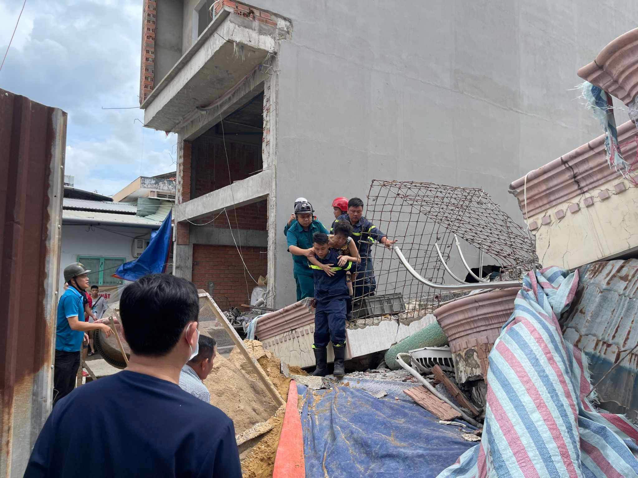 Vụ sập nhà 4 tầng ở TP.HCM: Cảnh sát chui vào các khoảng hở của đống đổ nát để cứu người - 7
