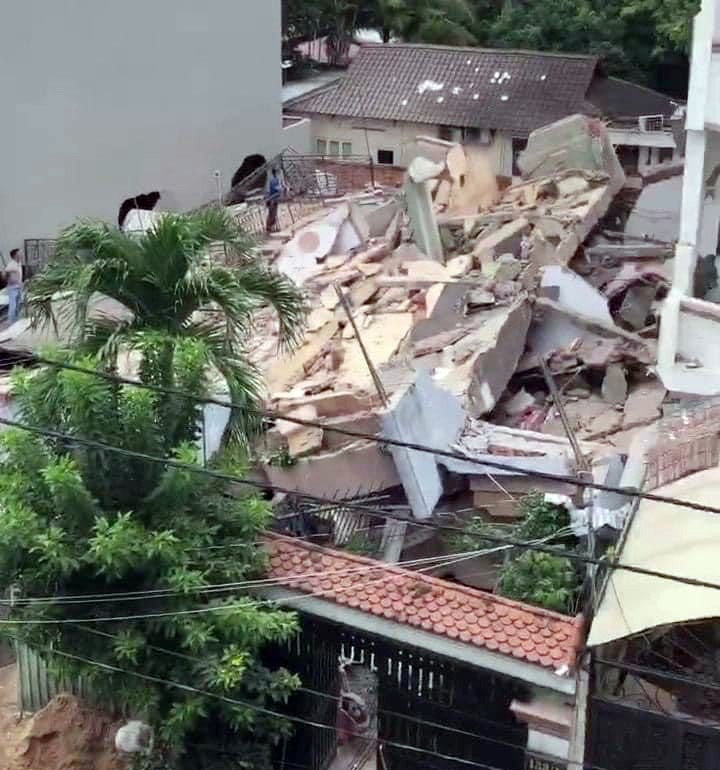 Vụ sập nhà 4 tầng ở TP.HCM: Cảnh sát chui vào các khoảng hở của đống đổ nát để cứu người - 2