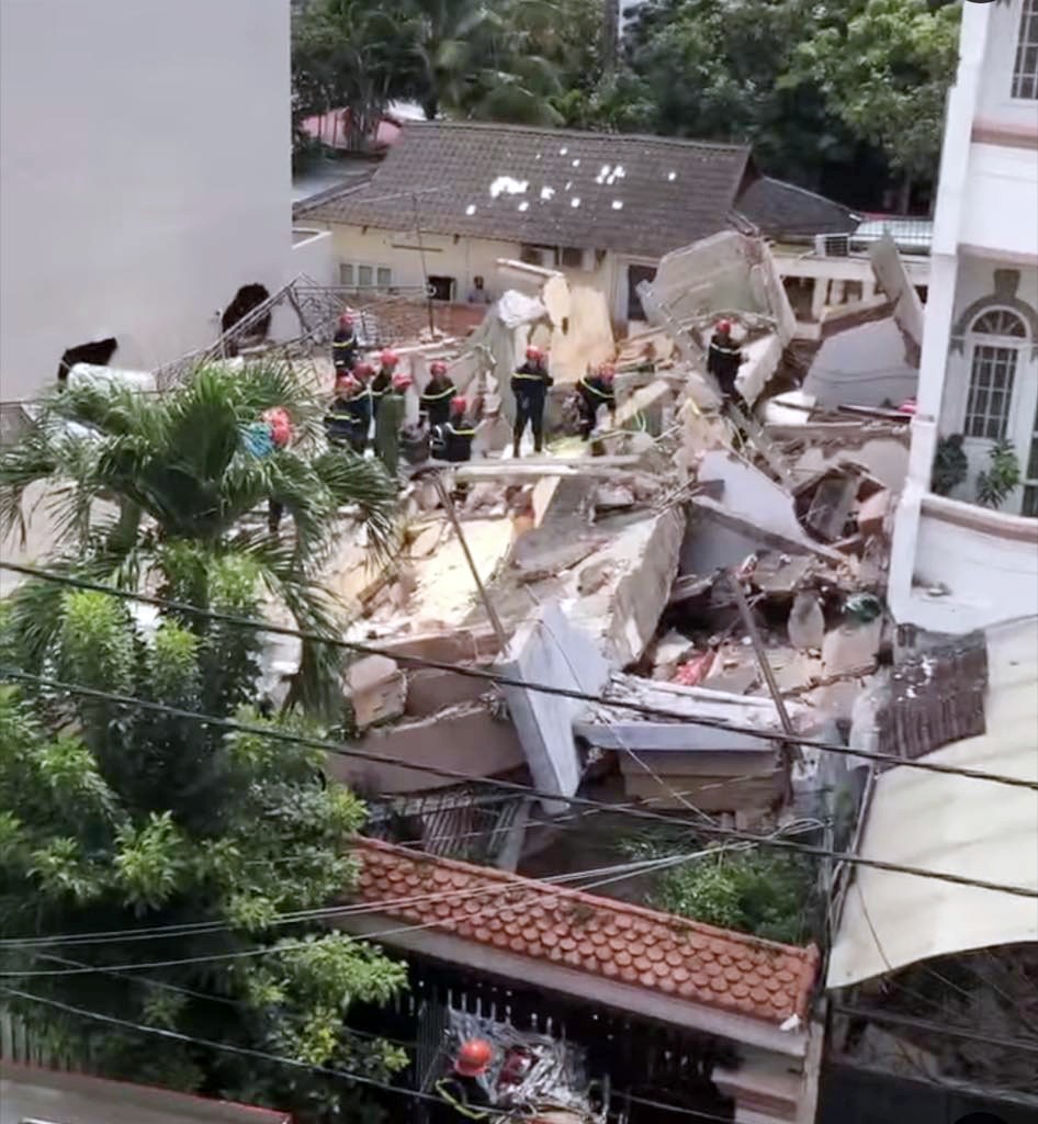Vụ sập nhà 4 tầng ở TP.HCM: Cảnh sát chui vào các khoảng hở của đống đổ nát để cứu người - 3