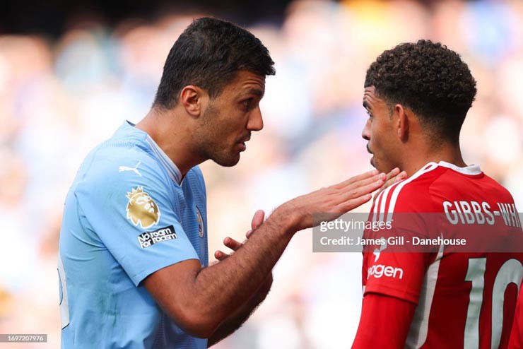 &#34;Tiền vệ hay nhất châu Âu&#34; bóp cổ đối phương, Man City thiệt quân trước Arsenal - 2