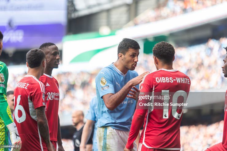 &#34;Tiền vệ hay nhất châu Âu&#34; bóp cổ đối phương, Man City thiệt quân trước Arsenal - 9