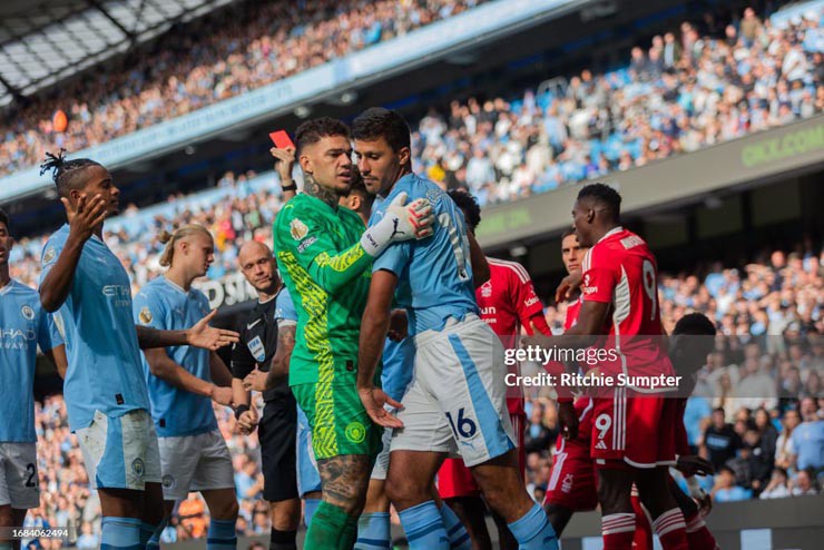 &#34;Tiền vệ hay nhất châu Âu&#34; bóp cổ đối phương, Man City thiệt quân trước Arsenal - 10