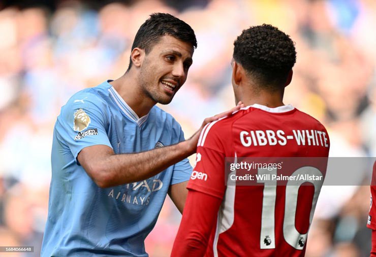 &#34;Tiền vệ hay nhất châu Âu&#34; bóp cổ đối phương, Man City thiệt quân trước Arsenal - 12